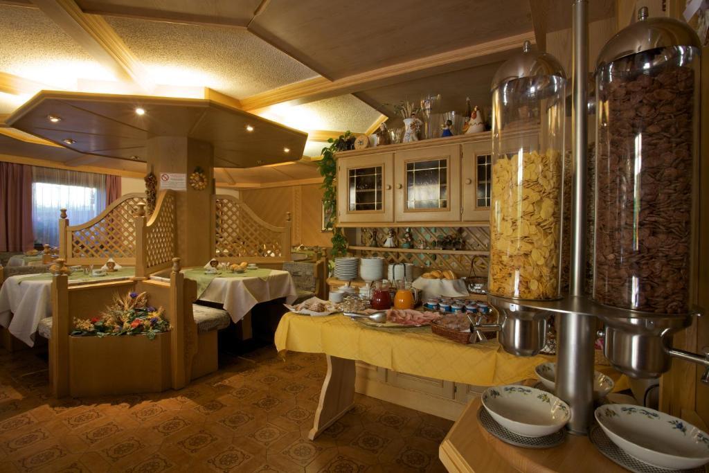 Albergo Bellaria Carano  Dış mekan fotoğraf